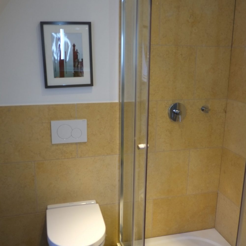 17_Badezimmer mit Dusche